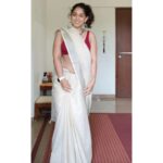 Ira Khan Instagram - Khadi cotton saree from Bombay. Happy Sunday! @pritam_shikhare thank for the saree! Please don't miss the handbags! . . . #sareesunday #saree #weekend #cotton #sunday #dressup #calvinklein #secondhandfashion