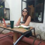 Ira Khan Instagram - Its such a nice day today! So I'm working outside. And I've been so productive and chirpy! How was your day? 🌞 . . . #bombay #bombaywinter #matching #dressup #dressupforwork #work #outdoors #bench #pinicbench #agatsufoundation #goodday Mumbai, Maharashtra