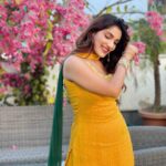 Ishita Raj Sharma Instagram - यूँ इश्क़ हो गया है शायद इक तसव्वुर से हमें, की चाहत की हद्द की चाहत है हमें।- I.R #ख़्याल #selfmusing💫 #ishitawrites