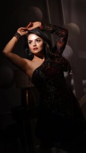 Jayshree Soni Instagram - Patli kamariya mori Haay haay haay….🙈

Glimpse of : What a lovely team worked with… ❤️

@roselinmiddleton_ @baliphotographyofficial @itssanjaymatharoo 

Reel Credit : @hariom.yaduwanshi 
@hairstylepuja 
Makeup : @mr__chishty__makeup 
@sheetal_pal @ankita_mishra2000