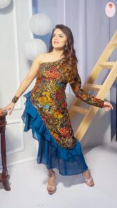 Jayshree Soni Instagram - @jayshreesoni6 looking absolutely gorgeous in our black and blue party dress! Love the frills and gold embroidered on it! A must add on to your party collection! 🥰🥰

To shop this look,
DM for customisation and to place order! ✅

Fashion Designer/Stylist: @roselinmiddleton_ 
Model : @jayshreesoni6
Photographer: @baliphotographyofficial
Assistant: @sheetal_pal @ankita_mishra2000 
Make-up Artist: @mr_chishty_makeup
Hairstylist: @hairstylepuja
Video shoot & editing: @hariom.yaduwanshi 
.
.
.
#womenwear #womendress #roselinmiddleton #fashiondesigner #fashionstylist #trendyfashion #bluedress
