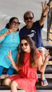 Jayshree Soni Instagram - Can anyone guess the name of the film ??? 
Could not stop laughing at it super hilarious you are🤣🤣🤣 @tusharrchawla 

Wish you a very happy Birthday🎂 stay blessed ❤️🤗 and stay same the way you are🤣🤣

Technical issues so posting it late 🙈

#hilarious #funnyvideos #lol #laughing #comedy #dumsheraaz_game #familytime #guess #winner #lovelife #mumbai #acting