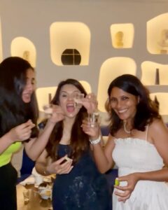 Jayshree Soni Instagram - Friends for Life…. Forever😘❤️😇
.
.
.
. 
#opakipos #greecetheme #friends #reunion #bff #saturdaynight #drinks #tequila #greekfood #greekmusic