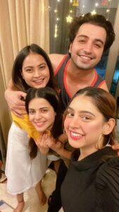 Jigyasa Singh Instagram - It’s important to have good set of friends! ❤️🐣

@babyybrownnn @jigyasa_07 for moral support and location courtesy -  @meherzanmazda 
#friends #trendingreels
