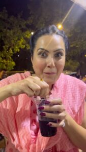 Kamya Punjabi Instagram - We are so use to zomato n swiggy n what not… pls step out, go help them, THEY WORK VERY HARD 🙏🏻 n yesss the taste is out of the world 😍 Oh yes i love street food 🤩

#mumbaimerijaan #streetfood #kamyapunjabi