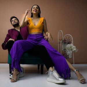 Karan Kundrra Instagram - trust me she bullied me into it..! 😉the third picture is not me posing but fearing for my life 🤣😂

Jacket @jubinav 
Styled by @stylebyoutro