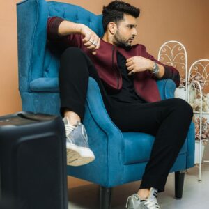 Karan Kundrra Instagram - trust me she bullied me into it..! 😉the third picture is not me posing but fearing for my life 🤣😂

Jacket @jubinav 
Styled by @stylebyoutro