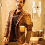 Karan Kundrra Instagram - Haar ki photo pe haar chadaya.. paise se zyaada meine pyar kamaya.. badshah hai bas ek.. kehne ko star paida hote hain yahaan har din ;) style: @kmundhe4442 outfit: @bharat_reshma shot: @shivamduaphotography