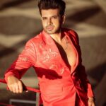 Karan Kundrra Instagram - sure go ahead and copy my style.. how will you copy my results ;) #HarMaidanFateh Style: @kmundhe4442 Outfit: @bharat_reshma Mua: @ridamakeovers Hair: @sunnyhairartist Pic: @shivamduaphotography