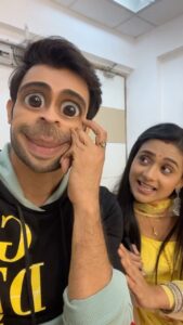 Karan Sharma Instagram - Bhabi ne kaha hasta raha kar 🤓😂 @radhikamuthukumar_official  #sasuralsimarka2 #simar #vivaan #comedy #reels