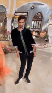 Karan Sharma Instagram - When you are standing but your heart is 🕺🤓🙏😂 .. don’t miss the ending ..😂.. #fun #reels #karansharma #dance .
.
VC @rakshit_wahi_official 😎