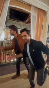 Karan Sharma Instagram - Guess which film scene is this ? : - Apko esa kyun lag raha hai ki hum log bagne wale hai ? 😉😄 @avinashmukherjee_ - some unseen fun BTS ! 
.
.
#sasuralsimarka2 #vivaan #aarav #brothers