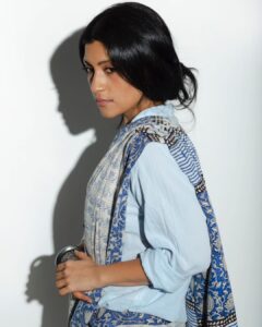 Konkona Sen Sharma Instagram - When you don’t have a matching blouse!

Shot by : @gourabganguli
Styled by: @damini_styles
Makeup: @makeupbyanupamagautam (@namratasoni )
Hair: @dynamitepikachu
#gourabganguliphotography