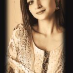 Madirakshi Mundle Instagram - ❤️❤️🎸 #inlovewiththissong❤️ . . . . #❤️ #favorite #melody #musiclover #romanticsongs #musica #musician #livemusic #musically #instamusic #newmusic #musicvideo #housemusic #goodmusic #musical #musicians #musicislife #musiclife #musiclover #musicfestival #indiemusic #musicphotography #lovemusic #popmusic #musiclovers #musicismylife #classicalmusic #worldmusic #musicianlife #livemusicphotography