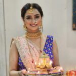 Madirakshi Mundle Instagram - आपको और आपके पूरे परिवार को दिवाली की हार्दिक हार्दिक शुभकामनाएं। आप पर माँ लक्ष्मी जी और श्री गणेश जी की असीम कृपा सदैव बनी रहें।