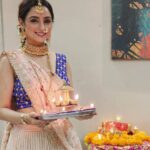 Madirakshi Mundle Instagram - आपको और आपके पूरे परिवार को दिवाली की हार्दिक हार्दिक शुभकामनाएं। आप पर माँ लक्ष्मी जी और श्री गणेश जी की असीम कृपा सदैव बनी रहें।