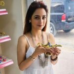 Madirakshi Mundle Instagram - Kya isme se Jeannie niklegi? All I Do Is Think and Blink
