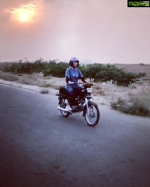 Mahira Khan Instagram - Aaajaaa meri motor bike pe beth jaaaa @mustafafahad26 🏍💁🏻‍♀️ I learnt how to ride a bike for #QuaideazamZindabad . This video was my second day of lessons.. so you can imagine how good I actually am 💅I also got a certificate after completing all my lessons 🎓 MA MA 🧿 Special thank you to the girls at @pinkriderspakistan you guys are champs 🌟 @nabqur @fizza_meerza @pinkriderspakistan #QAZ #quaideazamzindabad #MahiraKhan #FahadMustafa #FilmwalaPictures #NabeelQureshi #FizzaAliMeerza