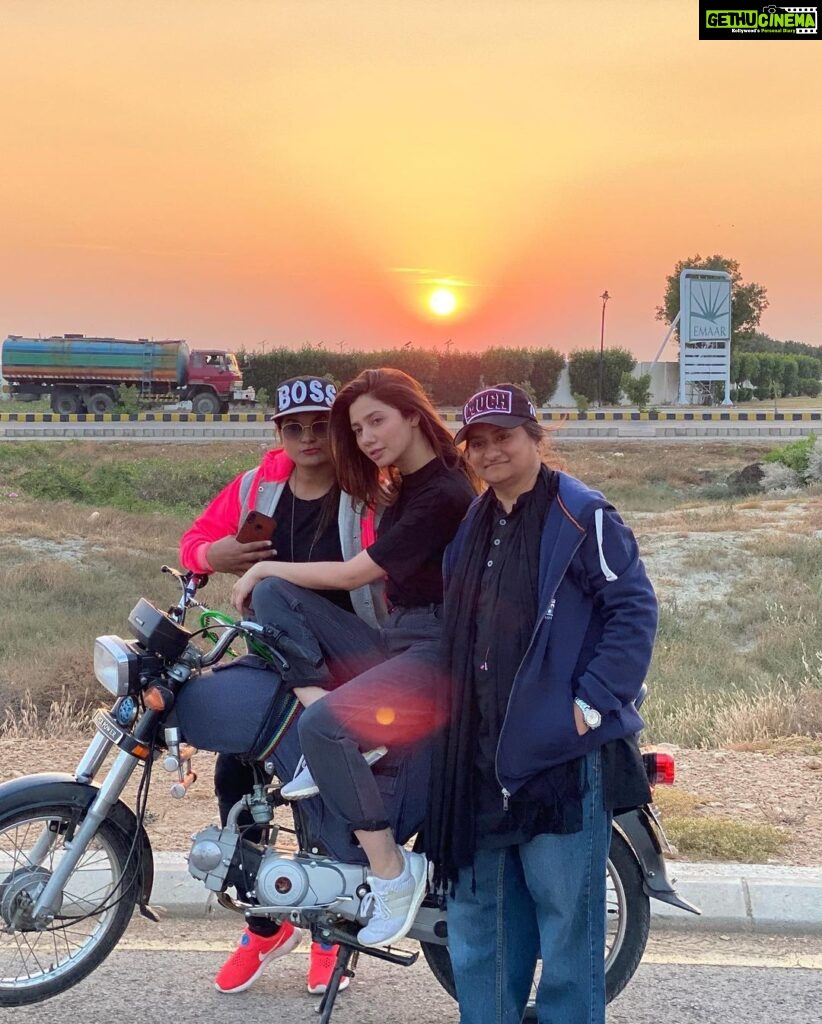 Mahira Khan Instagram - Aaajaaa meri motor bike pe beth jaaaa @mustafafahad26 🏍💁🏻‍♀️ I learnt how to ride a bike for #QuaideazamZindabad . This video was my second day of lessons.. so you can imagine how good I actually am 💅I also got a certificate after completing all my lessons 🎓 MA MA 🧿 Special thank you to the girls at @pinkriderspakistan you guys are champs 🌟 @nabqur @fizza_meerza @pinkriderspakistan #QAZ #quaideazamzindabad #MahiraKhan #FahadMustafa #FilmwalaPictures #NabeelQureshi #FizzaAliMeerza