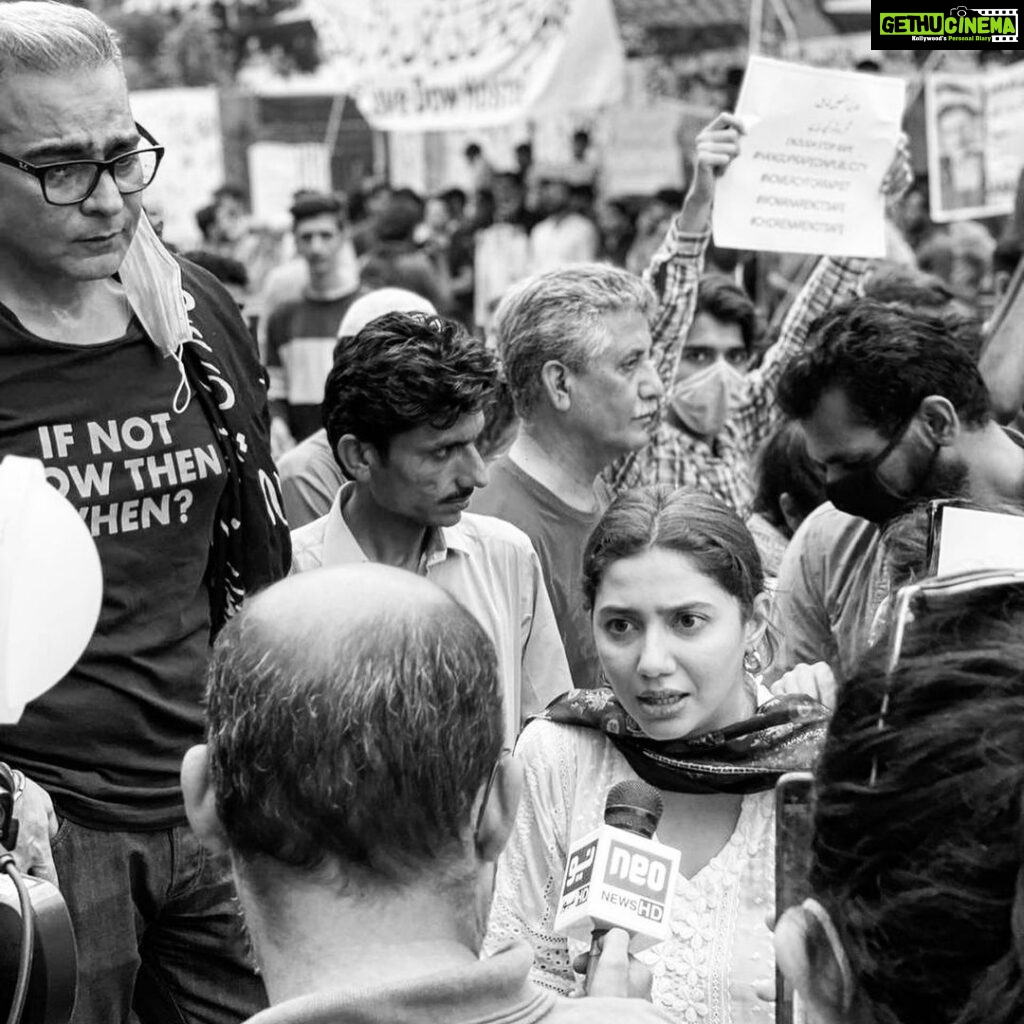 Mahira Khan Instagram - We demand a secure nation for all women!! At home, on the streets, at work, alone, not alone, with kids, without kids, in a skirt or in a burkha. Where ever she may be, whoever she may be - we demand basic rights of safety🙏🏼 Proud of my industry for coming together for this cause - United we are stronger, our voices are more powerful and impactful🇵🇰🤍♥️ 📸 @mystapaki Karachi Press Club