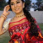 Manjula Paritala Instagram - #sathyabhaame #oldsongremix #recentfavourite #inlove with this tune #ikkathpatola #pattusaree #manjulanirupam #traditionalwear #ethincfashion #sareelove #southindiansaree #patolasaree #silksaree #lovingit #ikkathpatolasilksaree @riyu_label