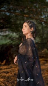 Megha Mathew Instagram - 🖤🖤🖤

Saree by ; @weavers_paradise 

🎥 @jobin_alani .@capturecafe_wedding_company.
#saree .#sareelove .#selflove .#beautiful #sareelovers