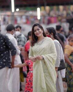 Megha Mathew Instagram - #thirinakkara_pooram # #nostalgia ❤️

Saree by ; @varnudais 

📷 @jith_in_sunny_ 

#temple #sareelove #crowd #ulsavam #thirunakkarapooram #2022 #instagram #instamood #sareemood😍 #lovethis #saree #thankyou #varundais #saree #inspiration #instagood #pic #picsartedit #picsoftheday #instagram #nostalgia
