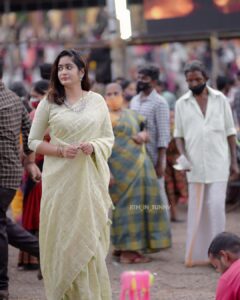 Megha Mathew Instagram - #thirinakkara_pooram # #nostalgia ❤️

Saree by ; @varnudais 

📷 @jith_in_sunny_ 

#temple #sareelove #crowd #ulsavam #thirunakkarapooram #2022 #instagram #instamood #sareemood😍 #lovethis #saree #thankyou #varundais #saree #inspiration #instagood #pic #picsartedit #picsoftheday #instagram #nostalgia