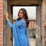 Miesha Saakshi Iyer Instagram - Dekhoon Main Tujhe Ya Dekhoon Kudrat Ke Nazaare Mushkilon Main Hai Ye Dil Mera 🕊 . . . . . #traditional #traditionalwear #blue #chandbaliyan #indian #indianwear #ethinicwear #ethnic #shoot #musicvideo #workmode #lovemylife #miesha #mieshaiyer #grateful #gratitude #thankyouforeverything 🧿✨