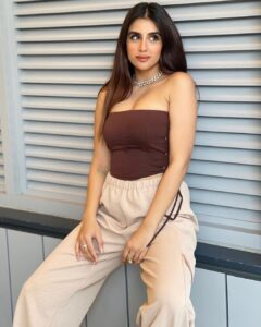 Miesha Saakshi Iyer Instagram - Running out of captions,
So this is my caption 🤭
.
.
.
.
Corset: @thriftflipmumbai 
Pants: @urbanic_in 
.
#dxb #dxblife #dubai #dubailife #dubai🇦🇪 #lovemylife #happiness #brown #thrift #corset #dubailove #miesha #mieshaiyer #grateful #gratitude #thankyouforeverything 🧿✨
