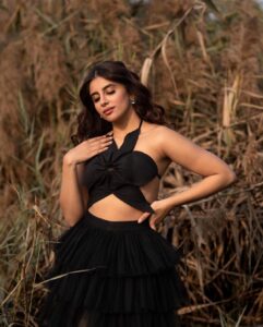 Miesha Saakshi Iyer Instagram - You could have asked me why I broke your heart...
You could’ve told me that you fell apart...
.
.
.
Skirt : @swishbossofficial 
📸 : @swagatsharmaphotography 
.
.
.
#ootd #ootdfashion #allblack #allblackeverything #allblackoutfit #saveyourtears #photography #photoshoot #fashion #ruffles #ruffleskirt #outfits #outfitoftheday #outdoors #outdoorphotography #browns #swishbossofficial #miesha #mieshaiyer #grateful #gratitude #thankyouforeverything 🧿✨