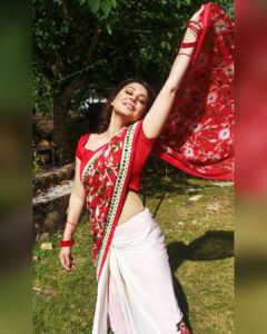 Minissha Lamba Instagram - Zaraa Tasveer se Tu.. Nikal ke Saamne Aa.. Meri Meheboobaaaa ❤️❤️❤️❤️