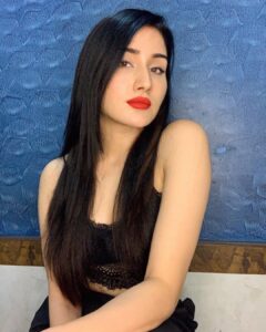 Monica Sharma Instagram - wo khwaab jo barso se, 

naa chehra na badan hai..

wo khwaab hawaaon me bikhar kyun nahi jata.. 🍂
.
.
.

.
#favlyrics #black #casual #casualstyle #redlips #lyrics #lategram #latenight #home #explore #explorepage #blackandred #friyay #friday #exploremore #ghazal #ghazals #mumbai 🤭✌🏻