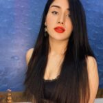 Monica Sharma Instagram - wo khwaab jo barso se, naa chehra na badan hai.. wo khwaab hawaaon me bikhar kyun nahi jata.. 🍂 . . . . #favlyrics #black #casual #casualstyle #redlips #lyrics #lategram #latenight #home #explore #explorepage #blackandred #friyay #friday #exploremore #ghazal #ghazals #mumbai 🤭✌🏻 Mumbai, Maharashtra