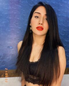 Monica Sharma Instagram - wo khwaab jo barso se, 

naa chehra na badan hai..

wo khwaab hawaaon me bikhar kyun nahi jata.. 🍂
.
.
.

.
#favlyrics #black #casual #casualstyle #redlips #lyrics #lategram #latenight #home #explore #explorepage #blackandred #friyay #friday #exploremore #ghazal #ghazals #mumbai 🤭✌🏻