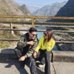Mouli Ganguly Instagram – Gup shup under the bluesky 🏞️
.
.
#mouliganguly 
#mazhersayed 
#hillstation 
#mountainsandrivers 
#india
#manali
#coupletravel 
#manalidiaries