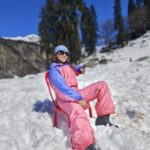 Mouli Ganguly Instagram - Pose karte karte didn't realise only my legs were almost frozen🥶🥶 Till the caring locals gave me there warmer.. hand knitted woollen socks ..and finally I could sense my feet 😅 . . #mouliganguly #snowday #snowpictures #himachal #manali #inthesnow #travel #traveldiaries #manalidiaries