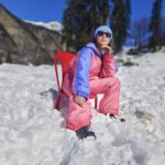 Mouli Ganguly Instagram - Pose karte karte didn't realise only my legs were almost frozen🥶🥶 Till the caring locals gave me there warmer.. hand knitted woollen socks ..and finally I could sense my feet 😅 . . #mouliganguly #snowday #snowpictures #himachal #manali #inthesnow #travel #traveldiaries #manalidiaries