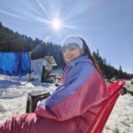 Mouli Ganguly Instagram - Pose karte karte didn't realise only my legs were almost frozen🥶🥶 Till the caring locals gave me there warmer.. hand knitted woollen socks ..and finally I could sense my feet 😅 . . #mouliganguly #snowday #snowpictures #himachal #manali #inthesnow #travel #traveldiaries #manalidiaries