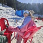 Mouli Ganguly Instagram - Pose karte karte didn't realise only my legs were almost frozen🥶🥶 Till the caring locals gave me there warmer.. hand knitted woollen socks ..and finally I could sense my feet 😅 . . #mouliganguly #snowday #snowpictures #himachal #manali #inthesnow #travel #traveldiaries #manalidiaries