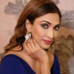 Mouli Ganguly Instagram - Those who remember their roots can always bloom from where they are planted. .. ... Jewellery @abarantimelessjewellery Location @blabberallday Hair and mkup @elvisvaz Styled by @deepa_a_singh . #mouliganguly #jewelleryshoot #fashionshoot #lifestyleshoot #sittingpose