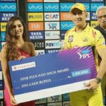 Mukti Mohan Instagram - Who all are missing #IPL2020 🏏? IPL ka score dekhne ke bajaye Corona ka score dekh rahe hain!! Usmein bhi Mumbai Indians are winning! 😂🙈 (Just kidding trying to find some humour in such times) #ThrowbackThursday to me meeting the captain cool @mahi7781 and experiencing the IPL cricket-frenzy LIVE at the stadium for the first time that too as a presenter Yayyyy!!! 🥳