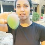 Mukti Mohan Instagram - It was MANGONIFICENT!🌈🥭🌳🤘 मैंने पहली बार आम जनता की तरह आम पेड़ से तोड़े, शहर में पली-बढ़ी एक बच्ची को किसानों की मेहनत और धैर्य देखने का सुख मिल रहा है। क्युंकि बिना chemicals इस्तेमाल किये उगाएं हैं तो, थोड़ा धैर्य ये ready-to-eat generation को रखना सीखना पड़ेगा। (that was for myself!! Can't stop sniffing this majestic fruit!) Thank you Jeetu Bhaiya and my dearest Jaanzuaaa @nihaarpandya 🌈🥭🌳🤘 P.S. - At the back of my head I couldn't stop humming- Paaayeriie Yaad Vo Yaad Vo Aaeriii...Ae Paayeriee!! 😂🥭 #QuarantineLifeInAFarm #ChemicalFreeLiving #AamKhaao #KhushRaho #StayHomeStayPositiveStayFit #Mangonificent