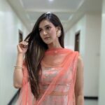 Mukti Mohan Instagram - Leheraana Balkhaana toh badi common si baat hai 🤭 #ShankyKiShaadi hai 🌈💓 Stylist @vrinda.fashionstylist 🧚 Outfit @vidushisaraflabel Jewellery @mortantra 📷@vidushiparashar18