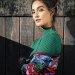 Mukti Mohan Instagram - Show up as YOU are ! #MUKTIxNORULES . . Created by @crossover_studios Outfits by @dharagandhistylist Make up by @kanika_arrora assisted by @khushh_nisd Hair by @mayurinalli_h_mua assisted by @mua_jitima photography by @shaurya_bajpai Location courtesy : @vicetapasbar