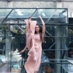Mukti Mohan Instagram - "Kickin'Off thursday" type ka caption daal sakti thi.. Lekin paer gande dikh gaye..aur yaad aya ek din pehele hi pedicure karaya tha..phir bhi gande ho gaye..Mummy ne bola photoshop karle, acha nahin lagta dekhne mein.. woh kya haina zameen se ragad-ragadkar paer ekdum solid hojaate hain, aur dance bhi acha hota hai.. Feeling itni pure aur pyaari aati hai ke in sab pe dhyaan jaata hi nahin jab dance kar rahi hoti hoon toh.. Waise "Kickin'Off thurday" type ka caption daal sakti thi.. lekin daalne ka time hi nahin mila. @crossover_studios @dharagandhistylist @pooja_shroff_official @kanika_arrora @shaurya_bajpai @mayurinalli_h_mua #MUKTIxNORULES
