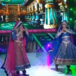 Mukti Mohan Instagram - #ThrowbackTuesday to my first attempt at Mujra-Kathak and we accepted it beyond genders 👭🤘💓 Choreographed by @kumar1sharma @shashankdogra !!! Thank you 🌈💓@colorstv #jhalakdikhlajaa @madhuridixitnene @remodsouza @karanjohar @kapilsharma @manieshpaul @parineetichopra @sushantsinghrajput