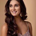 Mukti Mohan Instagram - where’s my shaadi people at? Photography by @nikhilshenoyphoto Hair by @mehrasilky Make up by @omkarvardam Styled by- @isolatednee Assisted by - @betalakhushi @shraddha.dange Outfit- @seasonsmumbai Jewellery- @soranamjewels P.S.- pandemic weddings ke bhi after-party invites arahe hain😍!! Whattæ festive time 🪬💖 how many weddings have you attended?