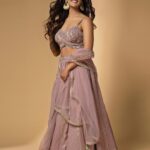 Mukti Mohan Instagram - where’s my shaadi people at? Photography by @nikhilshenoyphoto Hair by @mehrasilky Make up by @omkarvardam Styled by- @isolatednee Assisted by - @betalakhushi @shraddha.dange Outfit- @seasonsmumbai Jewellery- @soranamjewels P.S.- pandemic weddings ke bhi after-party invites arahe hain😍!! Whattæ festive time 🪬💖 how many weddings have you attended?