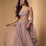 Mukti Mohan Instagram - where’s my shaadi people at? Photography by @nikhilshenoyphoto Hair by @mehrasilky Make up by @omkarvardam Styled by- @isolatednee Assisted by - @betalakhushi @shraddha.dange Outfit- @seasonsmumbai Jewellery- @soranamjewels P.S.- pandemic weddings ke bhi after-party invites arahe hain😍!! Whattæ festive time 🪬💖 how many weddings have you attended?